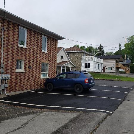 Downtown Apartment Next To Highway Netflix+Wifi Edmundston Exterior foto