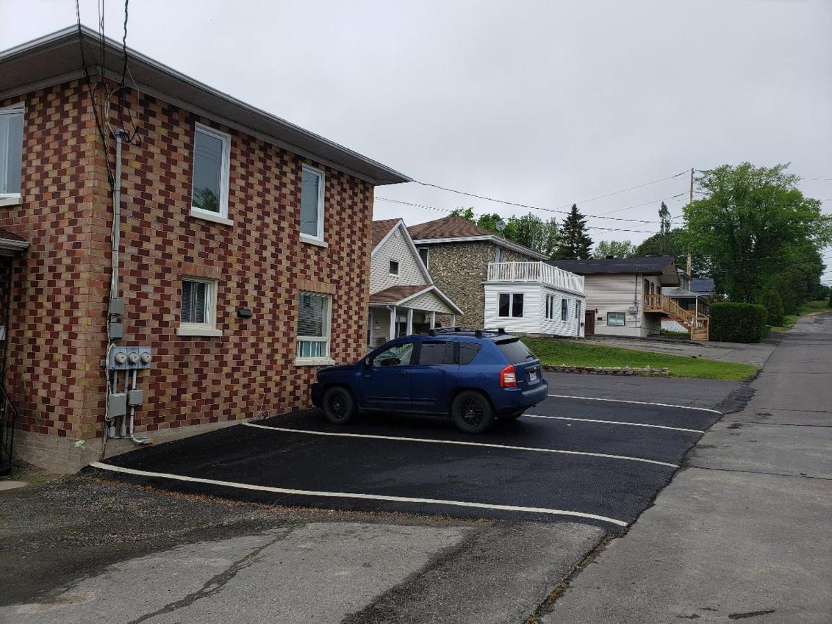 Downtown Apartment Next To Highway Netflix+Wifi Edmundston Exterior foto