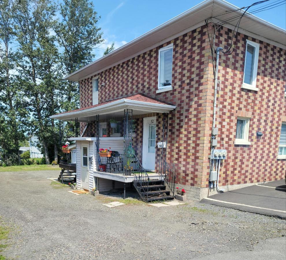 Downtown Apartment Next To Highway Netflix+Wifi Edmundston Exterior foto